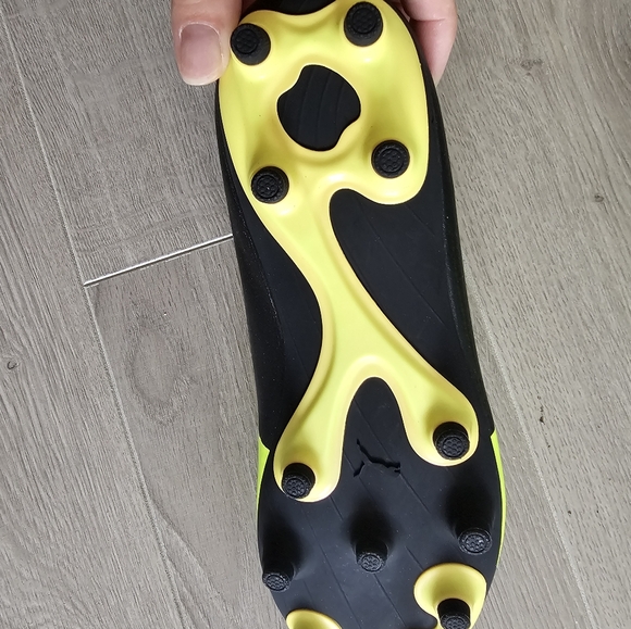 Soccer cleats size 5. Kids - Picture 3 of 3